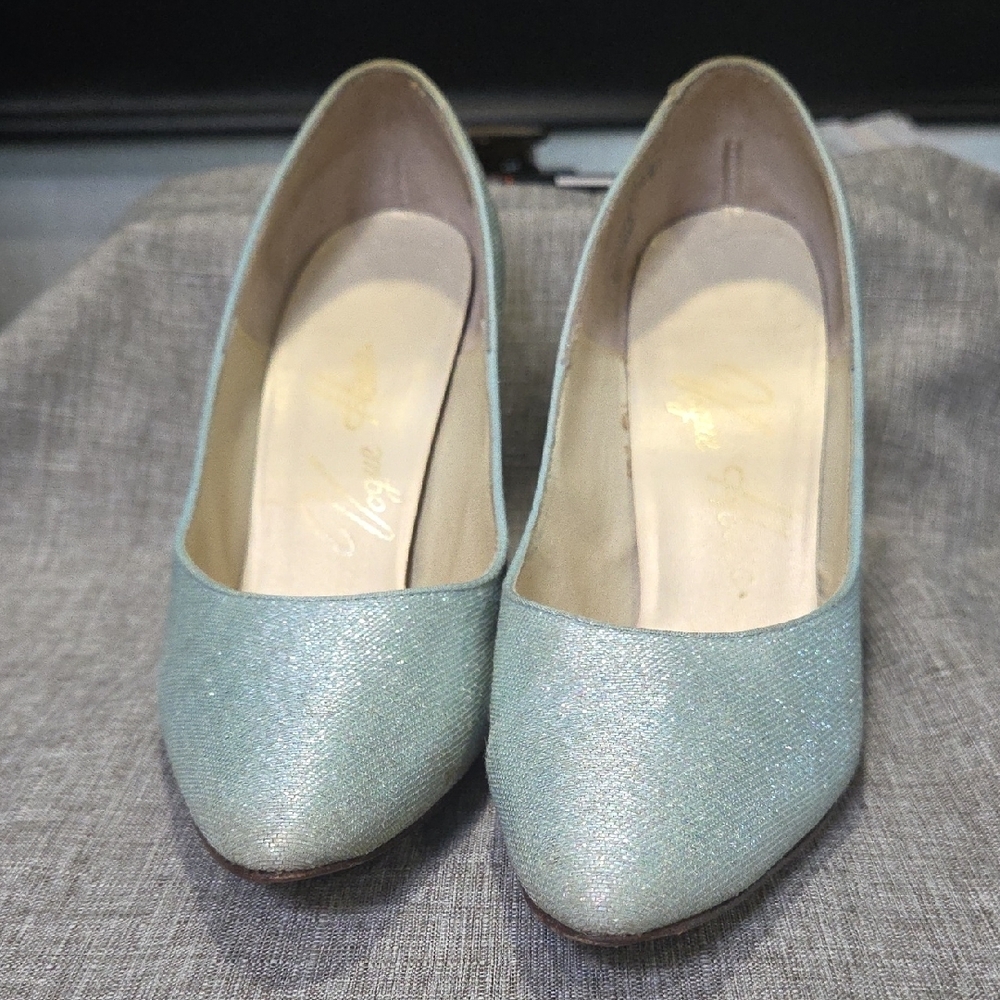 Blue Heels with Pointed Toe and Shimmery Finish